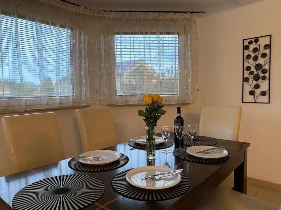 4 Bedroom Family House With Access To A Hot Tub โกจัลโควิเซ-เซดรอย ภายนอก รูปภาพ