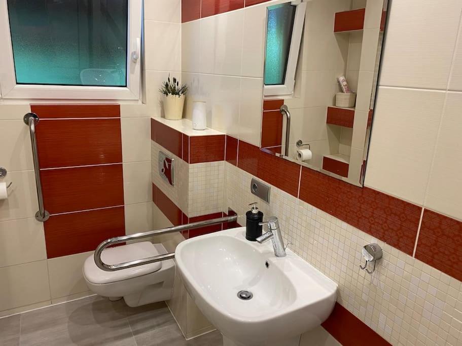4 Bedroom Family House With Access To A Hot Tub โกจัลโควิเซ-เซดรอย ภายนอก รูปภาพ
