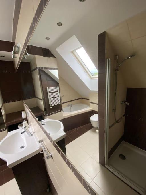 4 Bedroom Family House With Access To A Hot Tub โกจัลโควิเซ-เซดรอย ภายนอก รูปภาพ