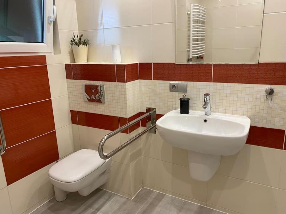 4 Bedroom Family House With Access To A Hot Tub โกจัลโควิเซ-เซดรอย ภายนอก รูปภาพ